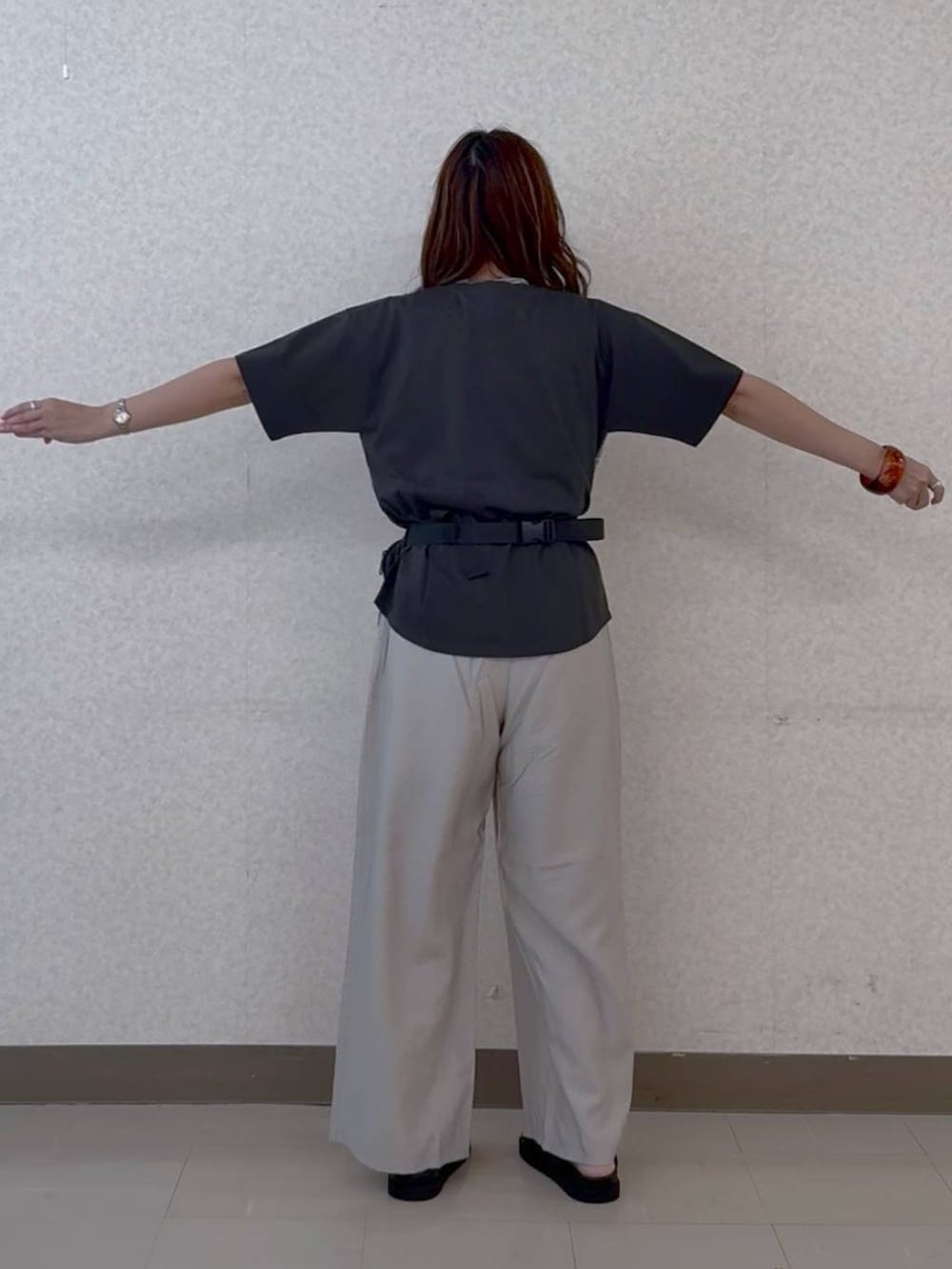ベージュ系のその他パンツ、ブラック系のサンダル、ブラック系のボディバッグ/ウエストポーチを着用したレディースの夏コーディネートの4枚目の写真