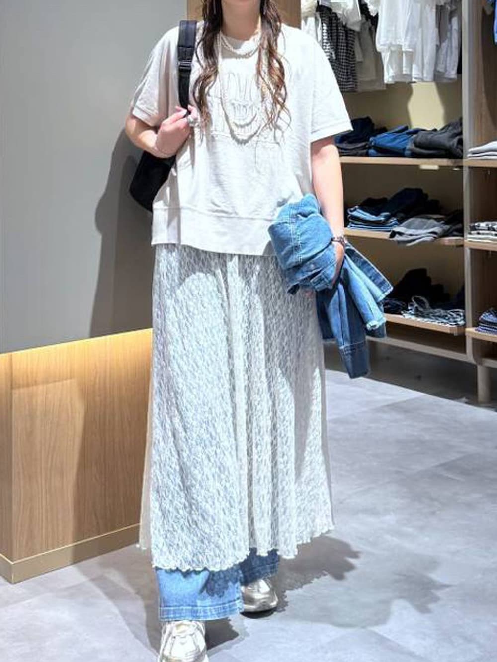 ブルー系のシャツ/ブラウス、ブルー系のデニムパンツ、ベージュ系のTシャツ/カットソーを着用したレディースの夏コーディネートの5枚目の写真