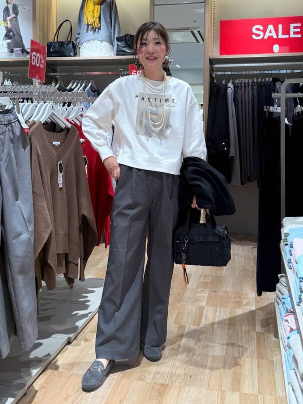 ブラック系のボストンバッグ、グレー系のその他パンツ、ホワイト系のスウェットを着用したレディースの春コーディネートの2枚目の写真