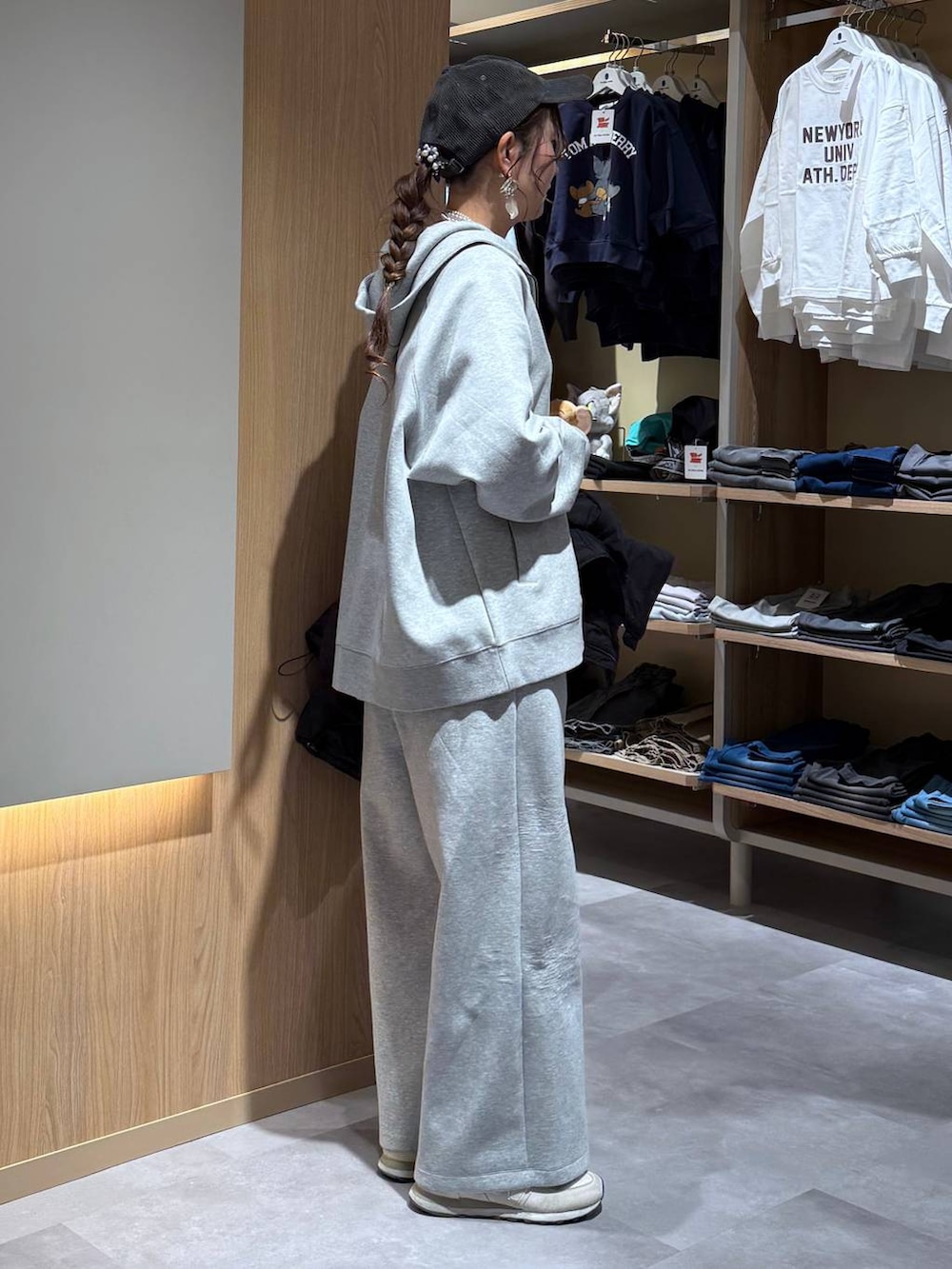 ブラック系のブルゾン、その他のシャツ/ブラウス、グレー系のスウェットパンツを着用したレディースの春コーディネートの3枚目の写真