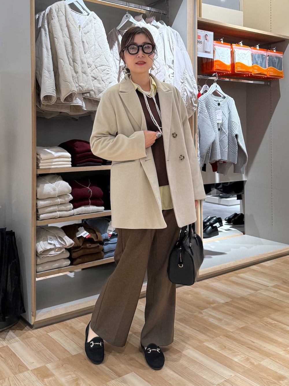 イエロー系のシャツ/ブラウス、ブラウン系のスウェット、ブラウン系のその他パンツを着用したレディースの春コーディネートの2枚目の写真