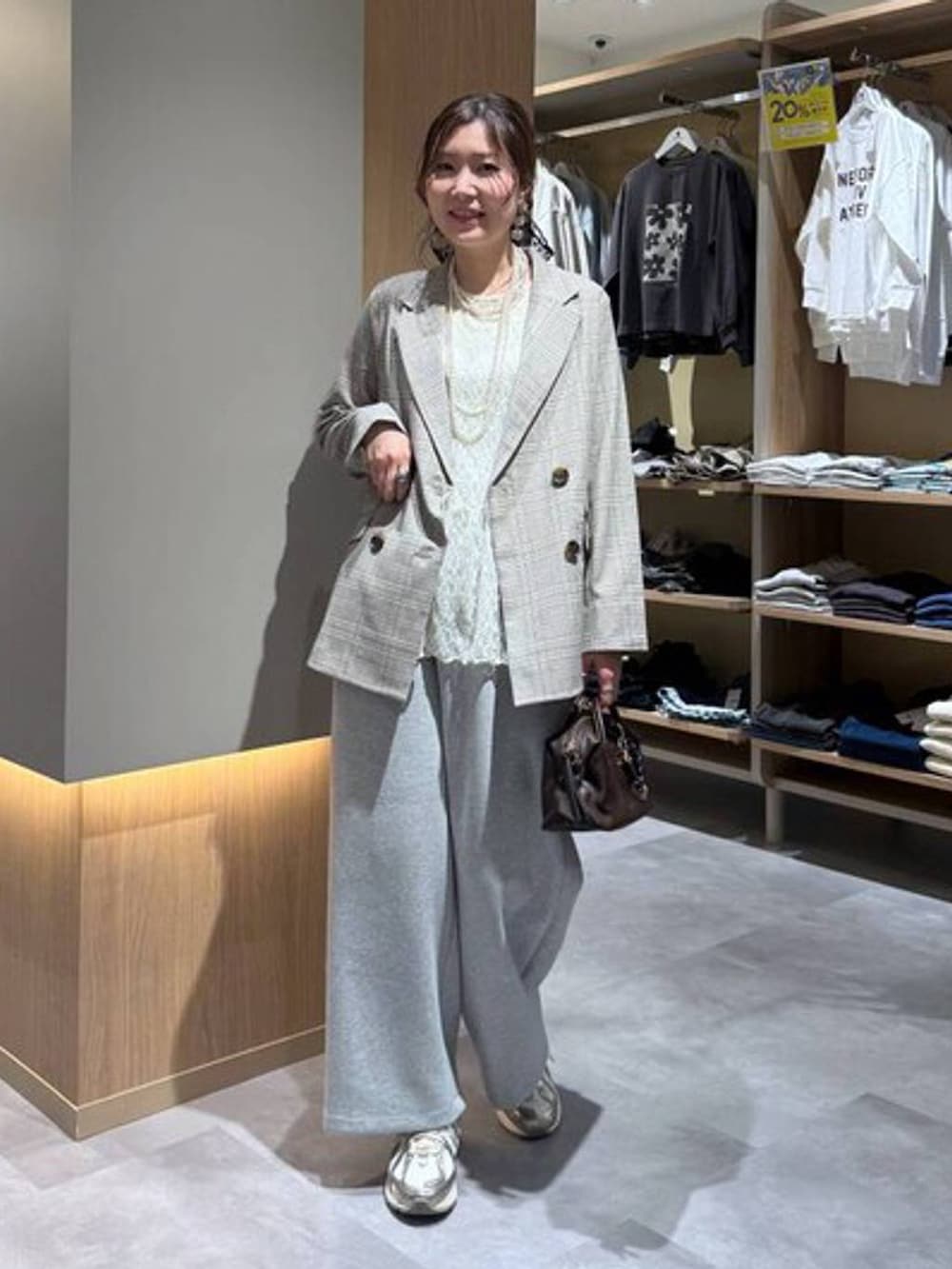 ベージュ系のテーラードジャケット、グレー系のスウェットパンツ、ホワイト系のシャツ/ブラウスを着用したレディースの春コーディネートの2枚目の写真