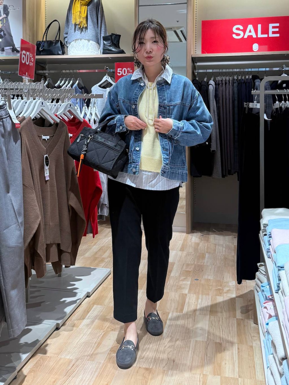 ブラック系のボストンバッグ、ブラック系のセットアップ、グレー系のローファーを着用したレディースの春コーディネートの7枚目の写真