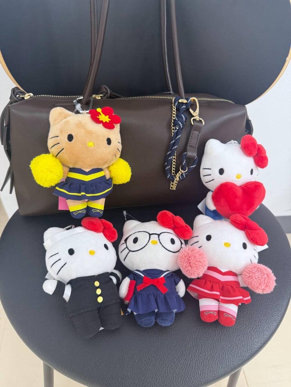 ブルー系のデニムパンツ、グレー系のパーカー、ブラック系のボストンバッグを着用したレディースの冬コーディネートの3枚目の写真