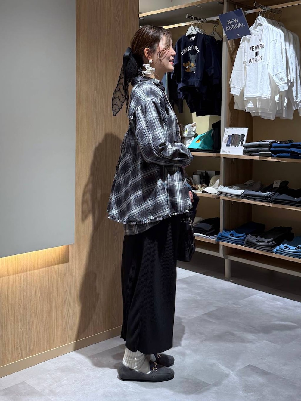 グレー系のローファー、ブルー系のデニムジャケット、ブラック系のシャツ/ブラウスを着用したレディースの冬コーディネートの7枚目の写真