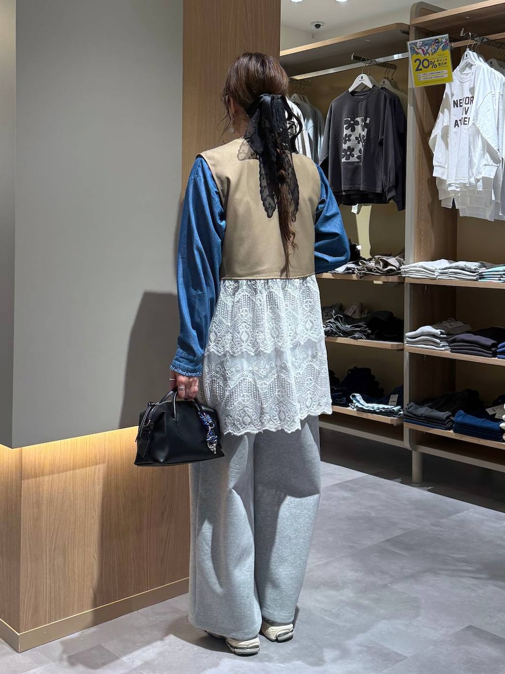 グレー系のスウェットパンツ、ブラウン系のその他アウター、ブルー系のシャツ/ブラウスを着用したレディースの春コーディネートの4枚目の写真