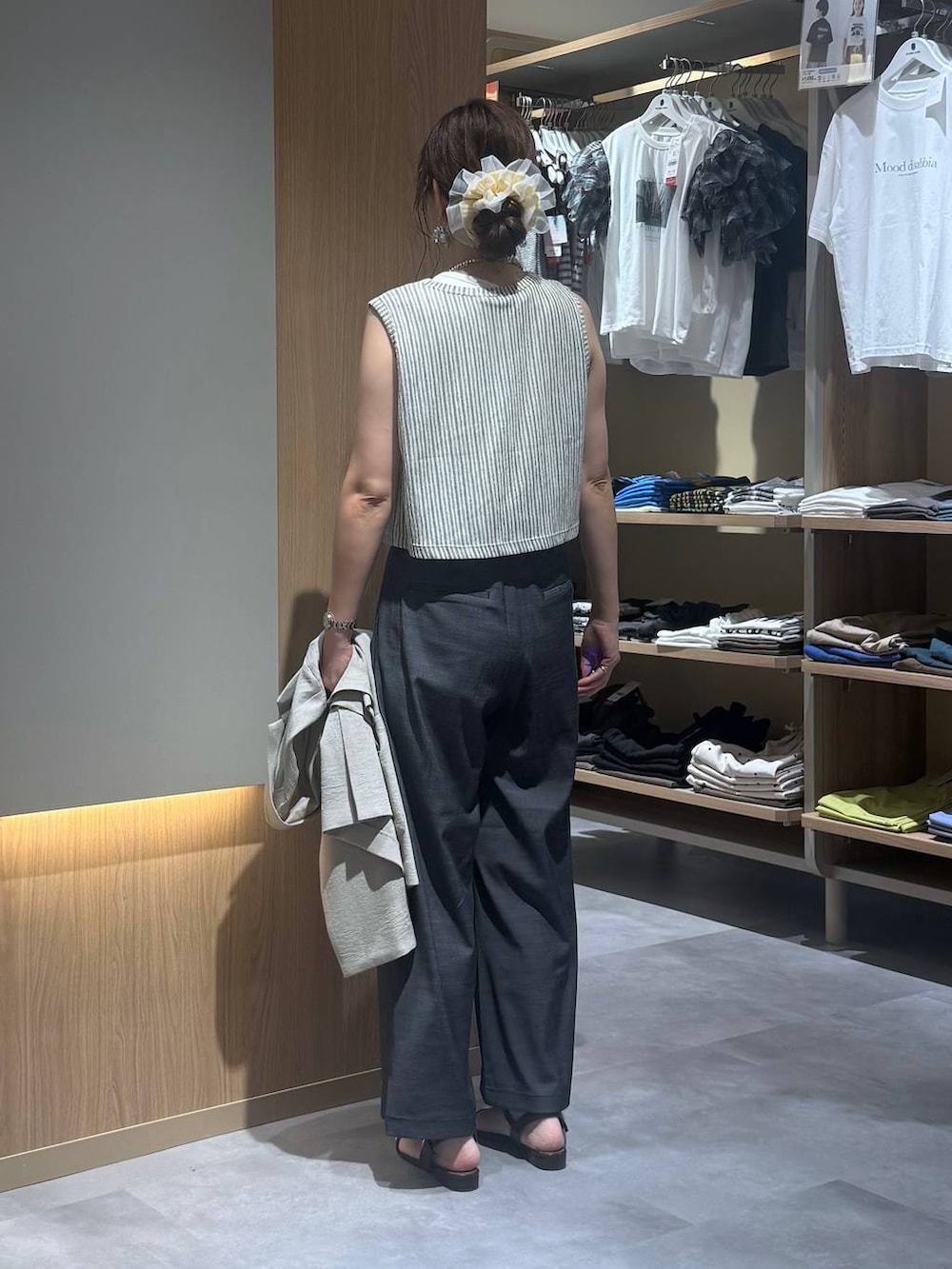 ベージュ系のテーラードジャケット、ブラック系のその他パンツ、ホワイト系のTシャツ/カットソーを着用したレディースの夏コーディネートの8枚目の写真