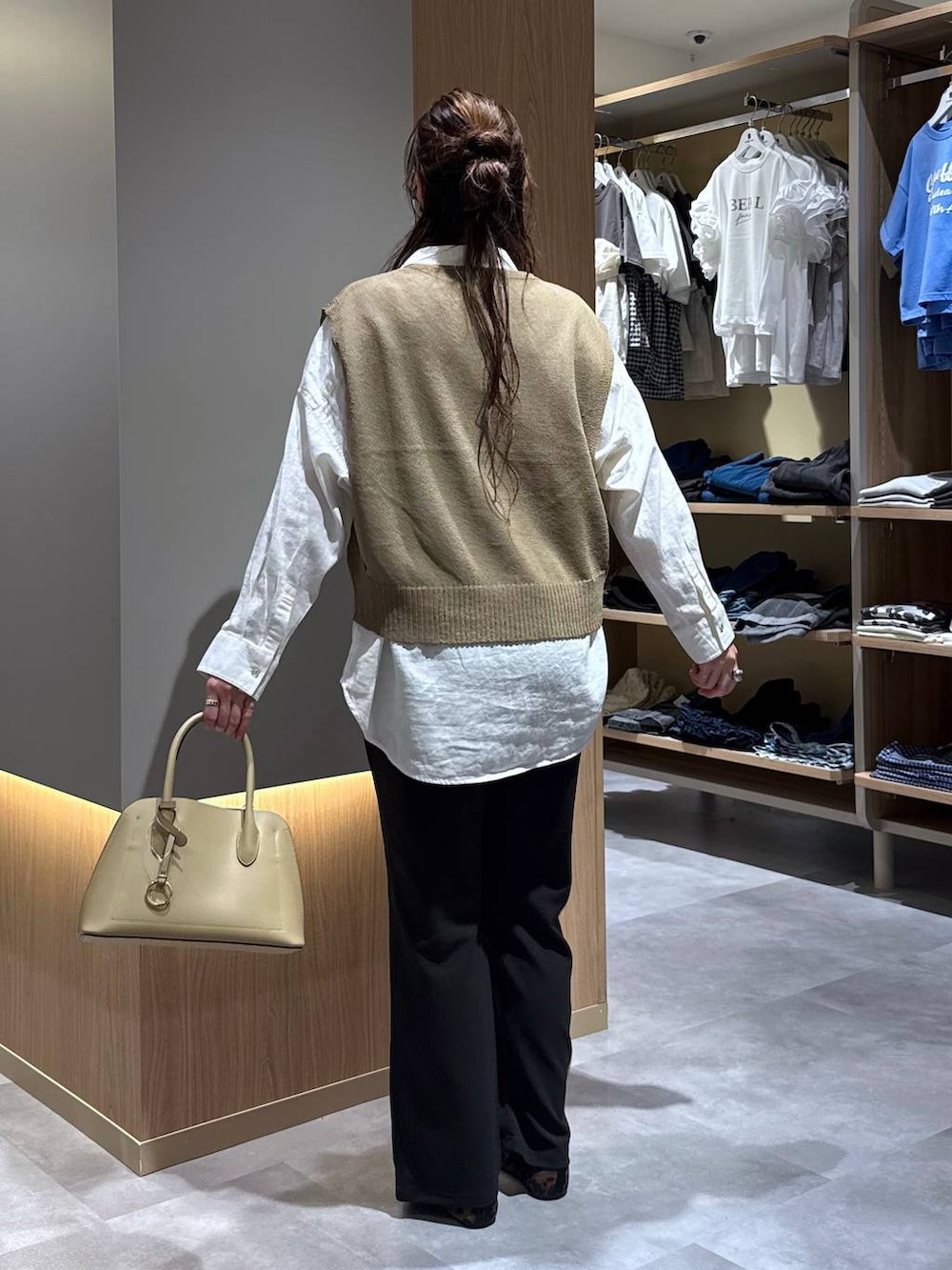 その他のバレエシューズ、イエロー系のショルダーバッグ、ホワイト系のシャツ/ブラウスを着用したレディースの春コーディネートの5枚目の写真