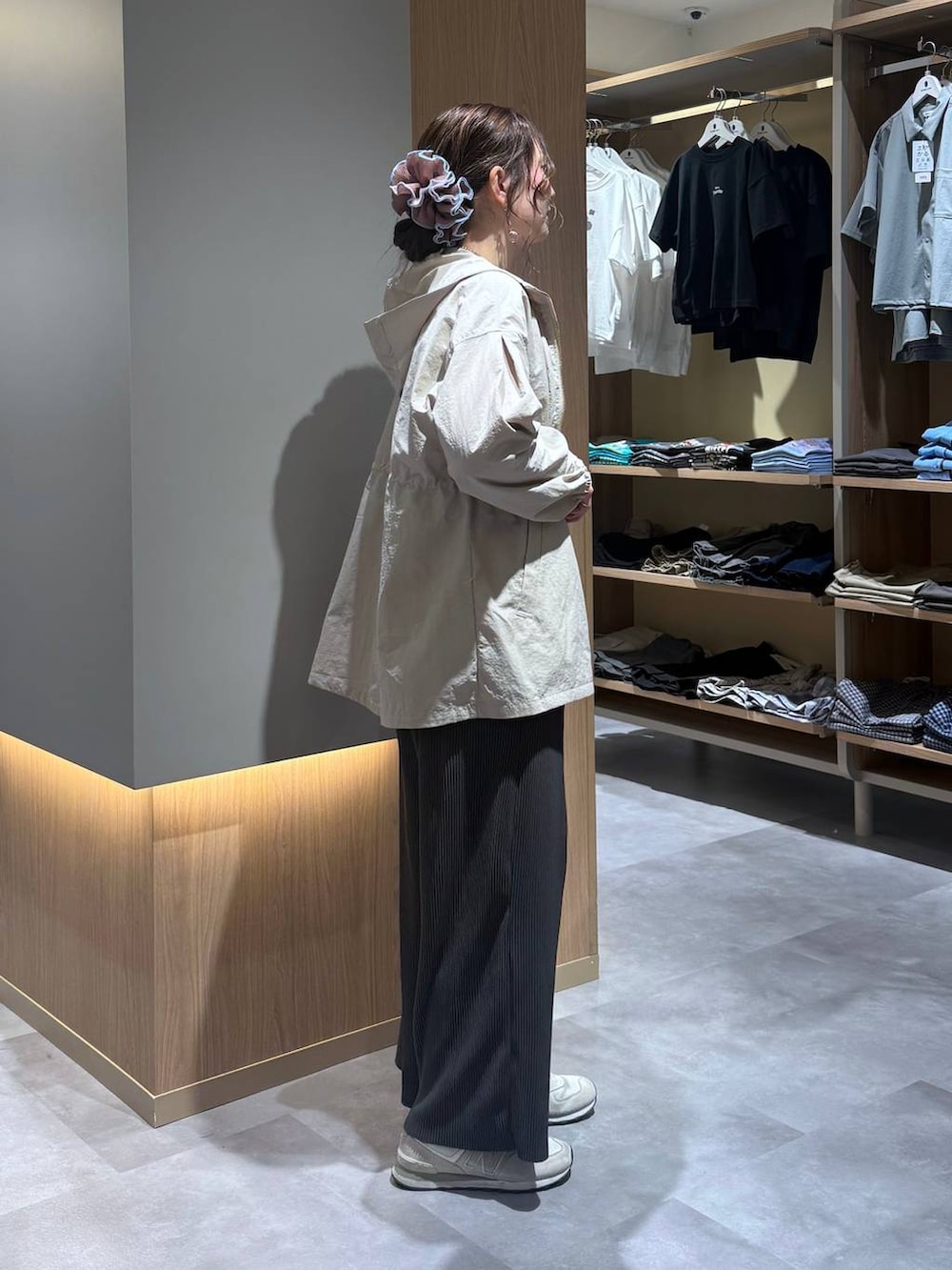 ベージュ系のパーカー、ホワイト系のタンクトップ、グレー系のその他パンツを着用したレディースの春コーディネートの3枚目の写真