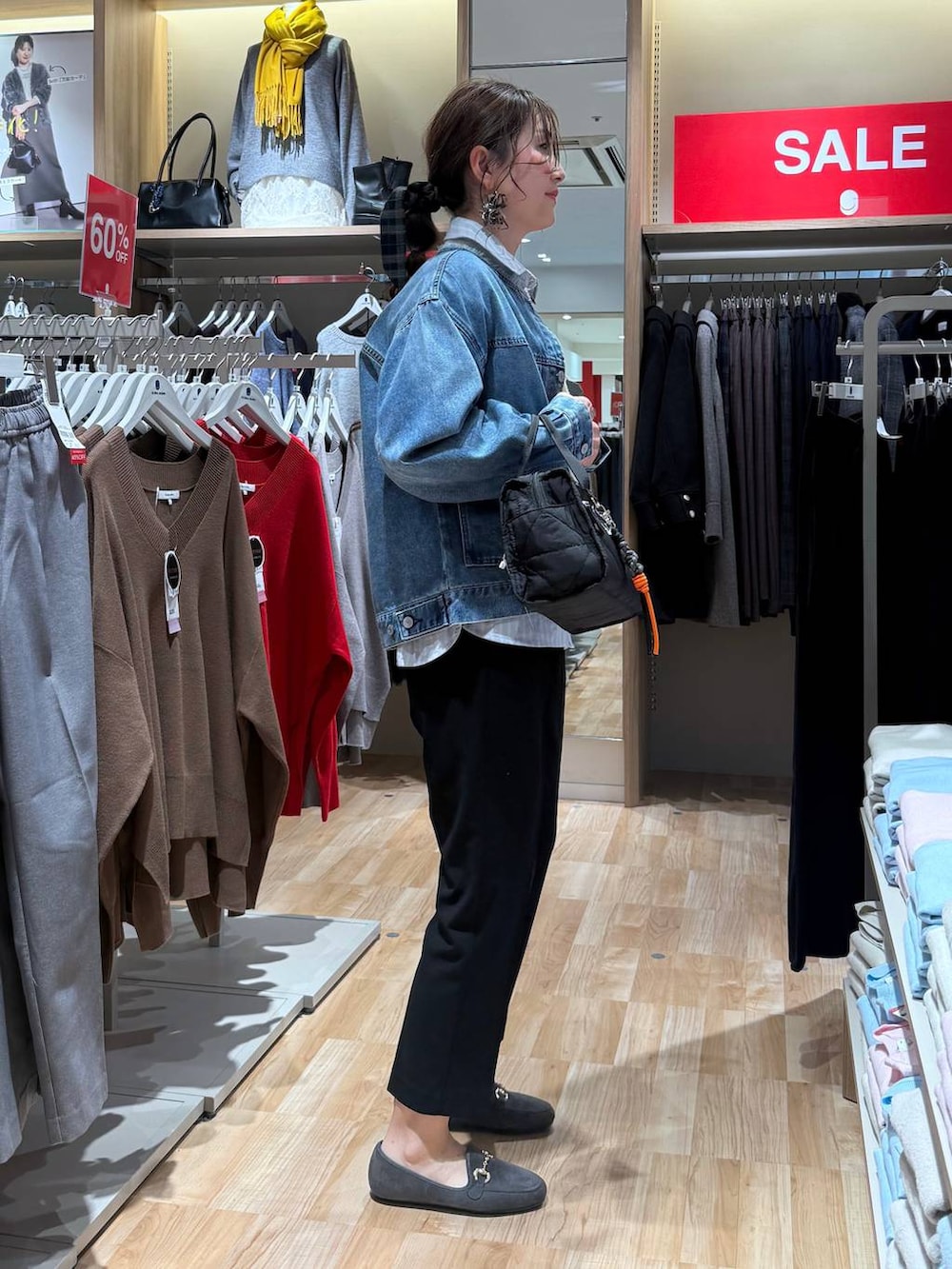 ブラック系のボストンバッグ、ブラック系のセットアップ、グレー系のローファーを着用したレディースの春コーディネートの8枚目の写真