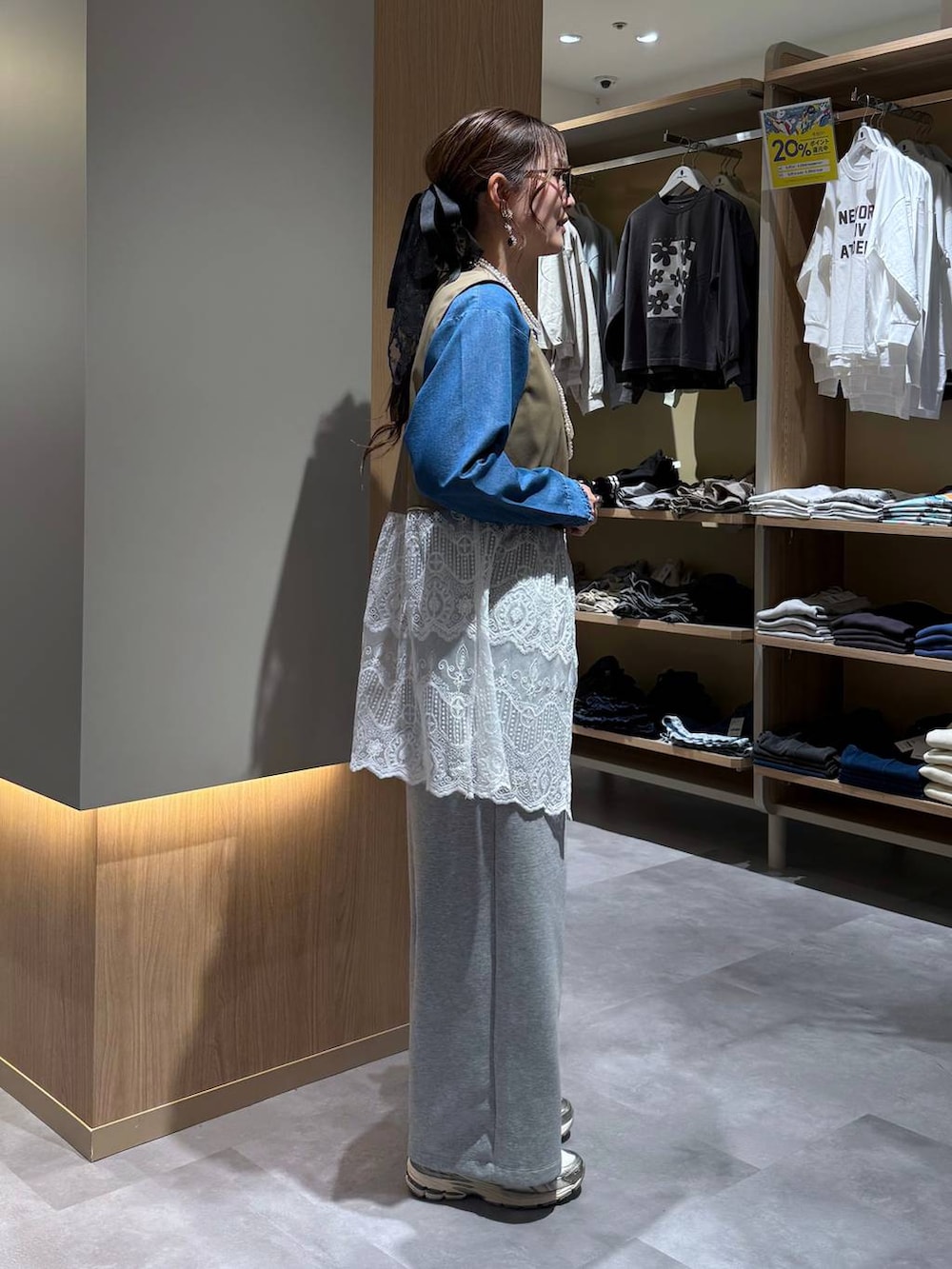 グレー系のスウェットパンツ、ブラウン系のその他アウター、ブルー系のシャツ/ブラウスを着用したレディースの春コーディネートの3枚目の写真