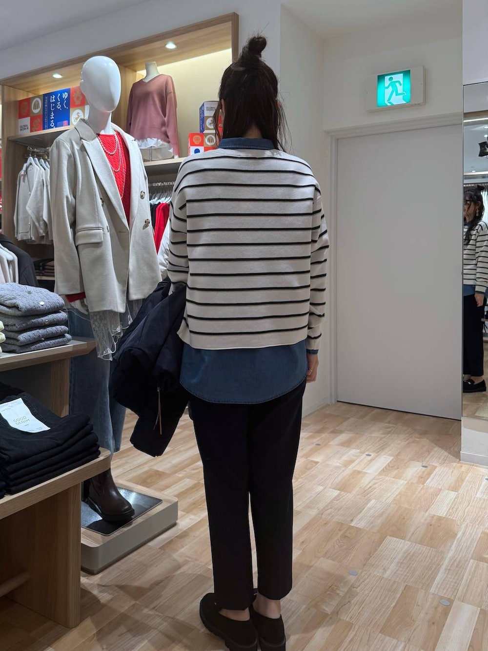 ブルー系のダウンジャケット/コート、ブルー系のシャツ/ブラウス、ブルー系のその他パンツを着用したレディースの春コーディネートの4枚目の写真