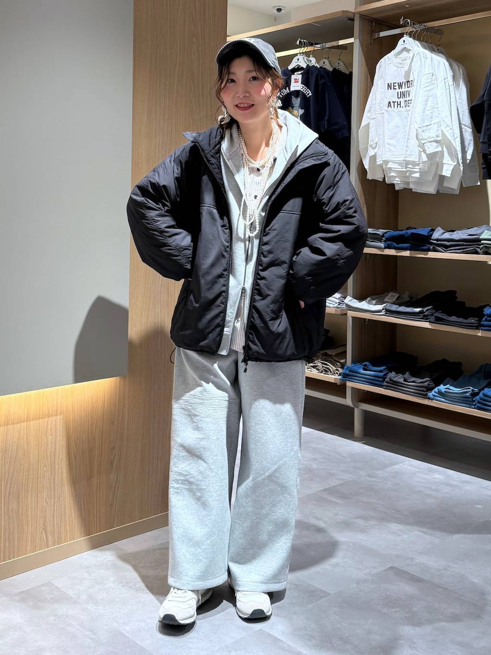 ブラック系のブルゾン、その他のシャツ/ブラウス、グレー系のスウェットパンツを着用したレディースの春コーディネートの6枚目の写真