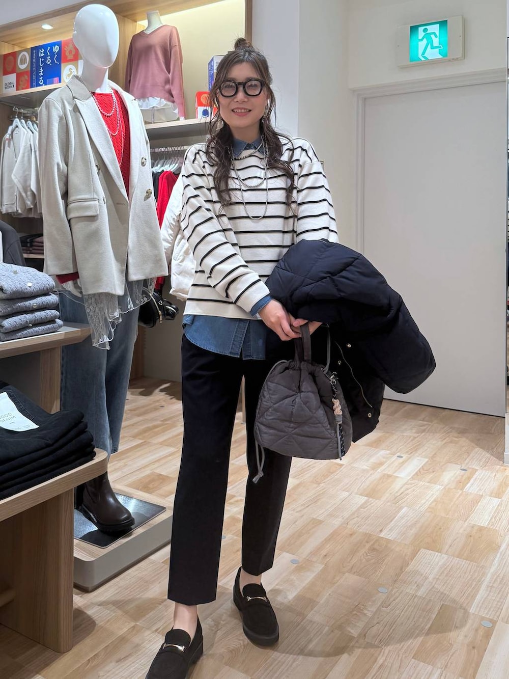 ブルー系のダウンジャケット/コート、ブルー系のシャツ/ブラウス、ブルー系のその他パンツを着用したレディースの春コーディネートの2枚目の写真