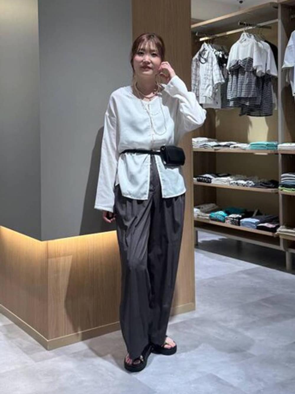 グレー系のその他パンツ、グレー系のタンクトップ、ブラック系のボディバッグ/ウエストポーチを着用したレディースの夏コーディネートの2枚目の写真