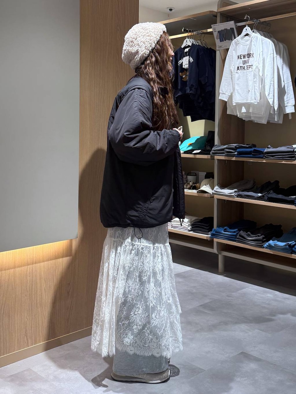 ブラック系のブルゾン、ベージュ系のニット/セーター、その他のシャツ/ブラウスを着用したレディースの春コーディネートの7枚目の写真