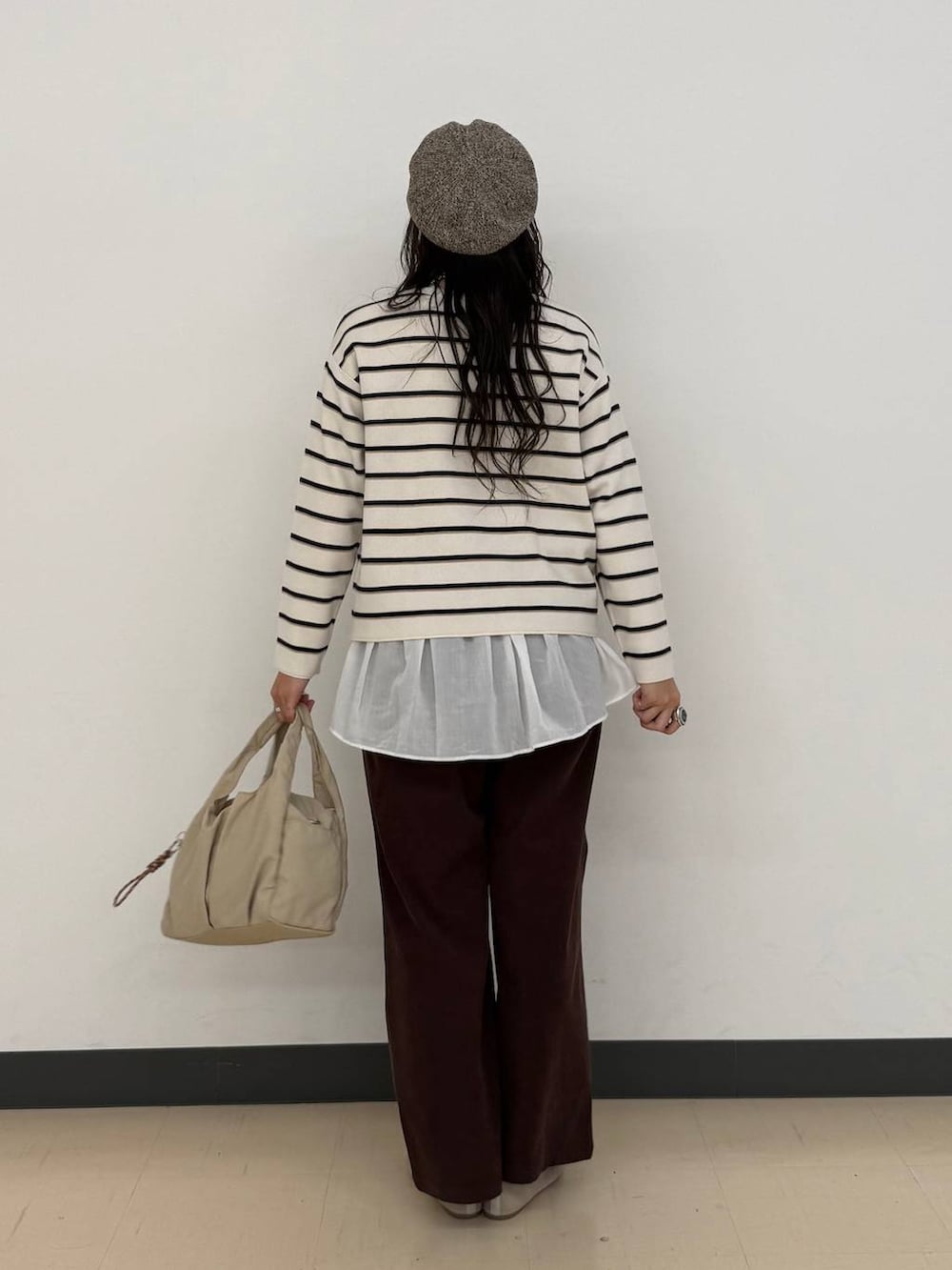 ホワイト系のバレエシューズ、ベージュ系のトートバッグ、ブラウン系のその他パンツを着用したレディースの冬コーディネートの5枚目の写真