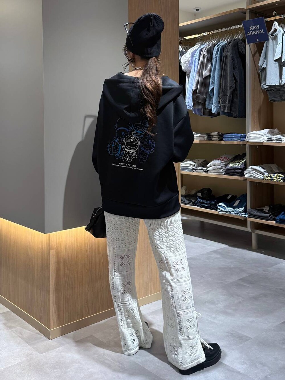 ブラック系のTシャツ/カットソー、ホワイト系のその他パンツ、ブラック系のボストンバッグを着用したレディースの春コーディネートの6枚目の写真