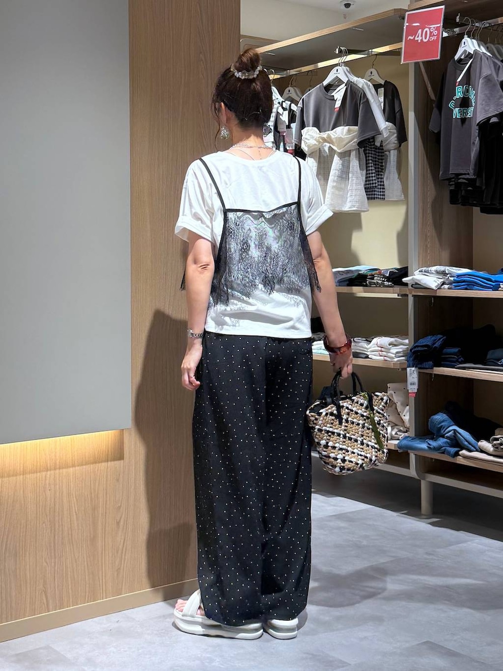 その他のその他パンツ、ブラック系のボディバッグ/ウエストポーチ、その他のかごバッグを着用したレディースの夏コーディネートの5枚目の写真