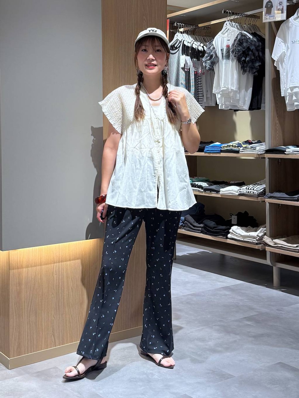 ベージュ系のシャツ/ブラウス、ブラウン系のサンダル、シルバー系のネックレスを着用したレディースの夏コーディネートの2枚目の写真
