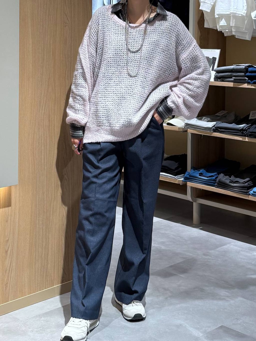 ピンク系のニット/セーター、ブルー系のその他パンツ、ブラック系のシャツ/ブラウスを着用したレディースの冬コーディネートの5枚目の写真