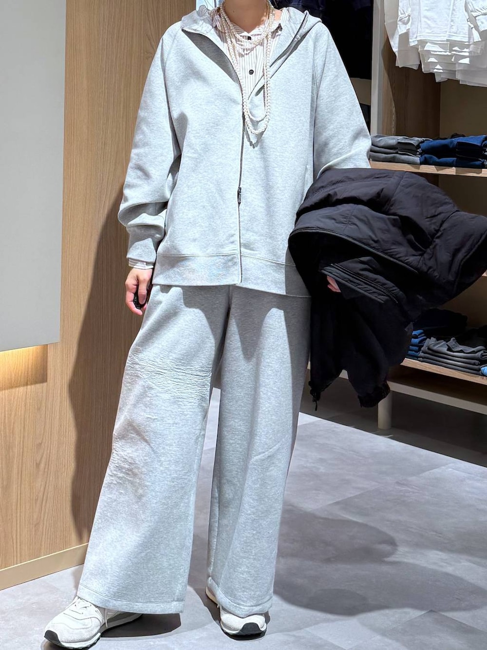 ブラック系のブルゾン、その他のシャツ/ブラウス、グレー系のスウェットパンツを着用したレディースの春コーディネートの5枚目の写真