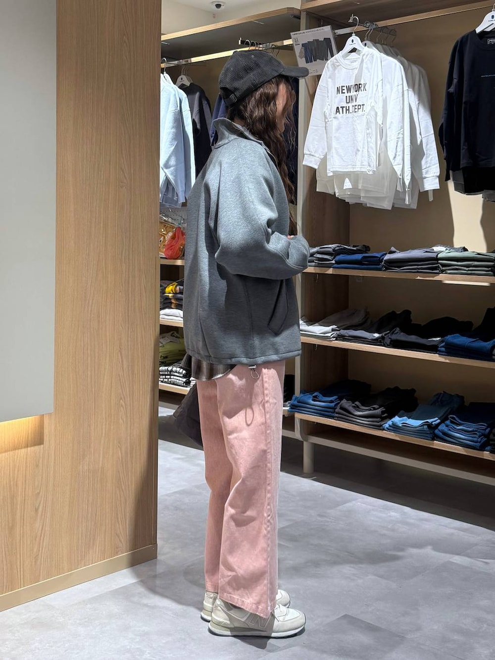 ベージュ系のニット/セーター、グレー系のハンドバッグ、ピンク系のデニムパンツを着用したレディースの春コーディネートの7枚目の写真