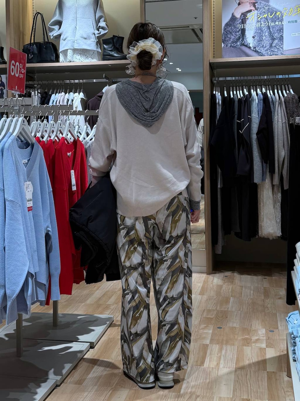 ブラック系のブルゾン、ホワイト系のニット/セーター、ベージュ系のその他パンツを着用したレディースの冬コーディネートの4枚目の写真