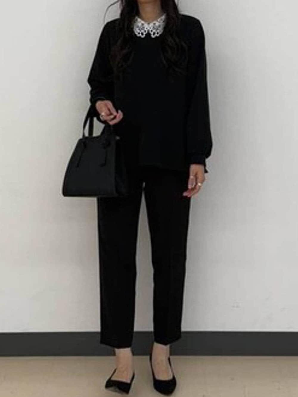 ブラック系のショルダーバッグ、ブラック系のセットアップ、ブラック系のパンプスを着用したレディースの冬コーディネートの6枚目の写真