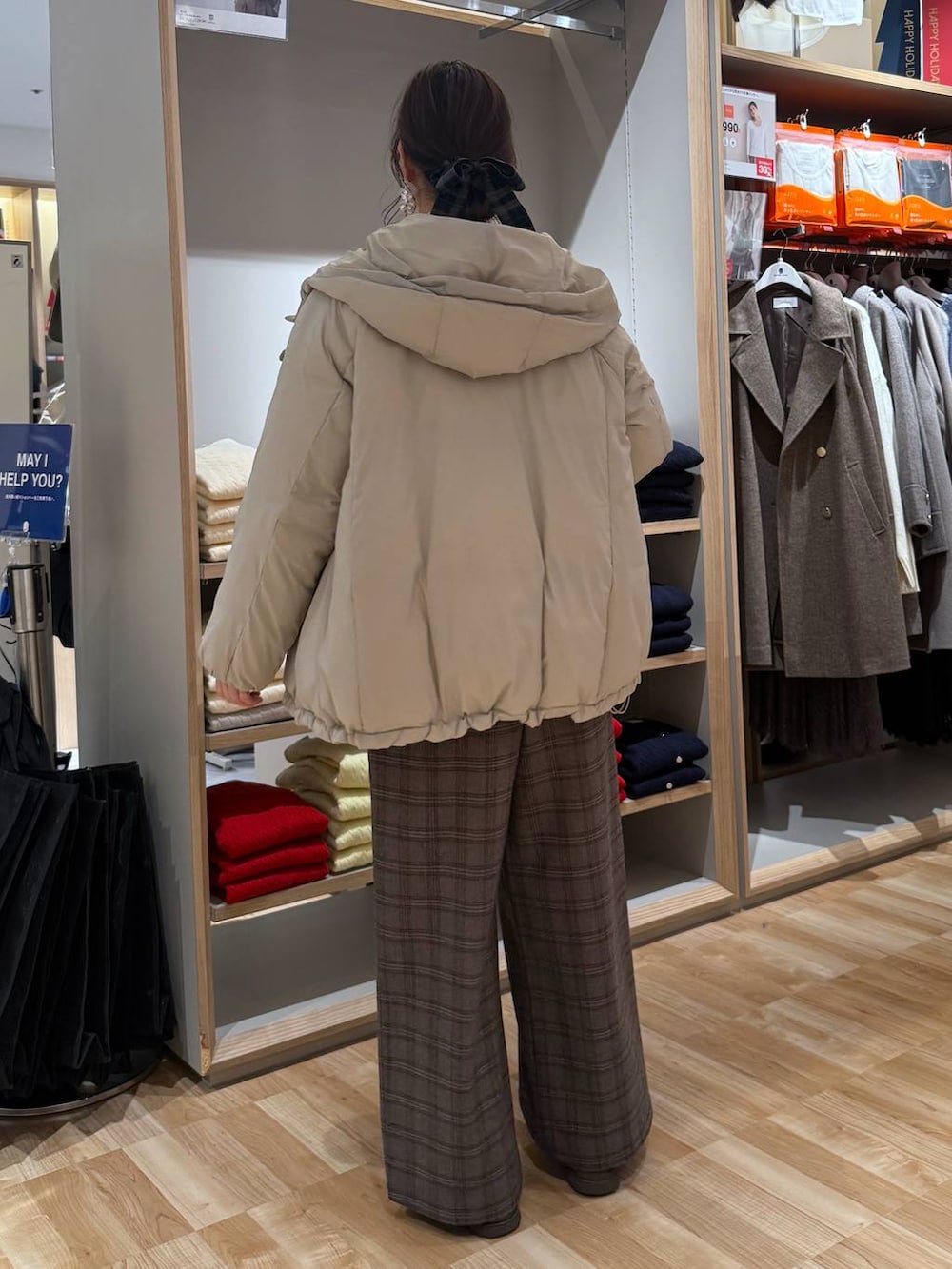 ベージュ系のダウンジャケット/コート、ホワイト系のTシャツ/カットソー、オレンジ系のニット/セーターを着用したレディースの春コーディネートの9枚目の写真