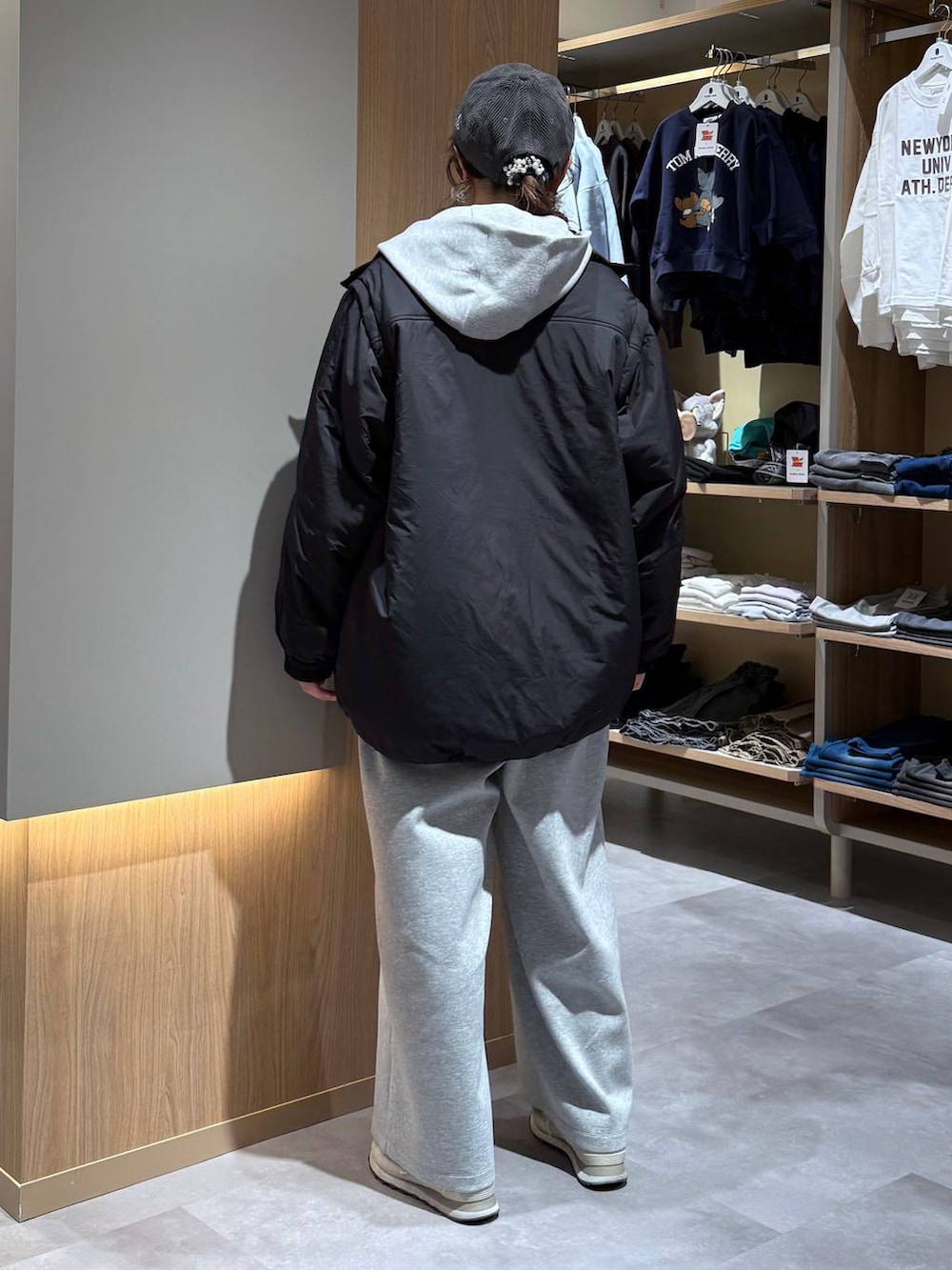 ブラック系のブルゾン、その他のシャツ/ブラウス、グレー系のスウェットパンツを着用したレディースの春コーディネートの8枚目の写真