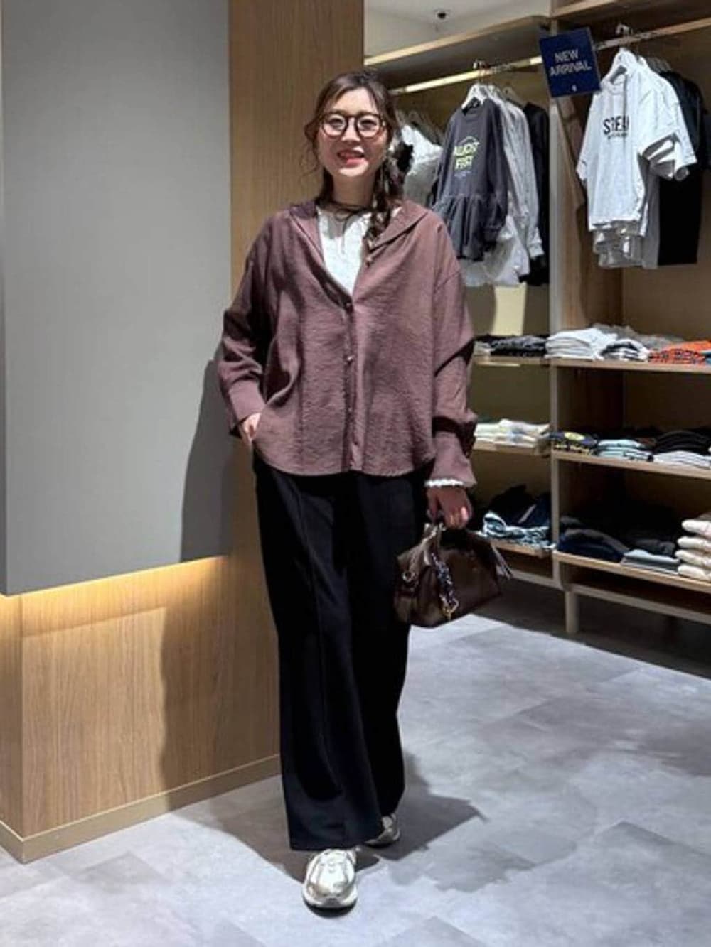 ホワイト系のTシャツ/カットソー、ブラック系のその他パンツ、ブラック系のボストンバッグを着用したレディースの春コーディネートの2枚目の写真