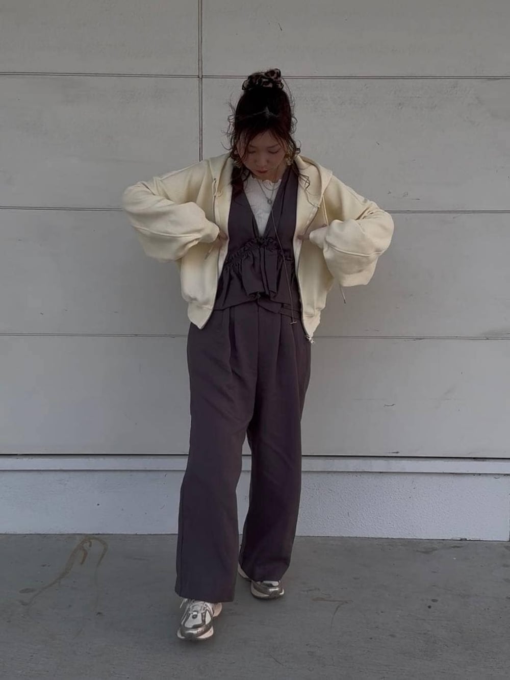 グレー系のサロペット/オーバーオール、イエロー系のパーカー、ホワイト系のTシャツ/カットソーを着用したレディースの春コーディネートの3枚目の写真