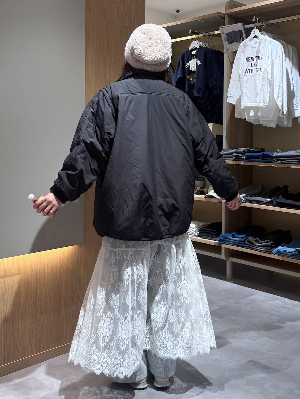 ブラック系のブルゾン、ベージュ系のニット/セーター、その他のシャツ/ブラウスを着用したレディースの春コーディネートの8枚目の写真