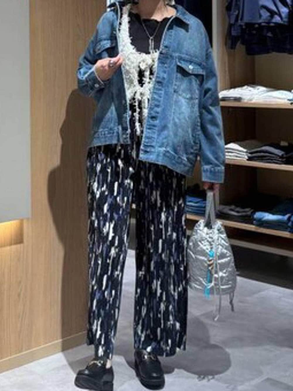 ブラック系のローファー、シルバー系のハンドバッグ、ブルー系のデニムジャケットを着用したレディースの春コーディネートの5枚目の写真