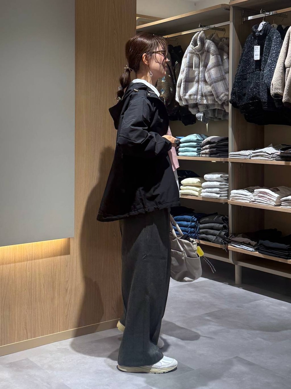 グレー系のその他パンツ、ホワイト系のシャツ/ブラウス、ブラック系のマウンテンパーカーを着用したレディースの秋コーディネートの7枚目の写真