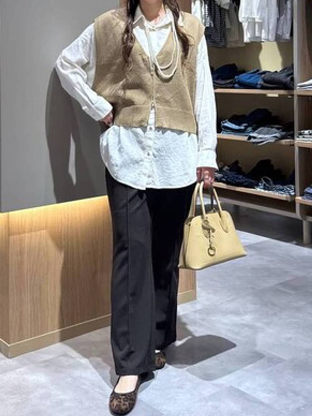 その他のバレエシューズ、イエロー系のショルダーバッグ、ホワイト系のシャツ/ブラウスを着用したレディースの春コーディネートの6枚目の写真