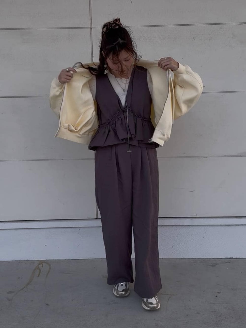 グレー系のサロペット/オーバーオール、イエロー系のパーカー、ホワイト系のTシャツ/カットソーを着用したレディースの春コーディネートの7枚目の写真