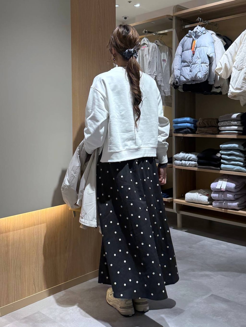 グレー系のニット/セーター、ホワイト系のスウェット、ベージュ系のマウンテンパーカーを着用したレディースの春コーディネートの8枚目の写真