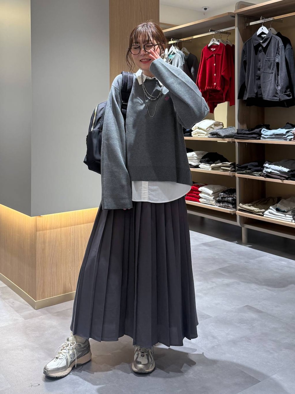 ホワイト系のシャツ/ブラウス、ブラック系のバックパック/リュック、グレー系のニット/セーターを着用したレディースの秋コーディネートの3枚目の写真