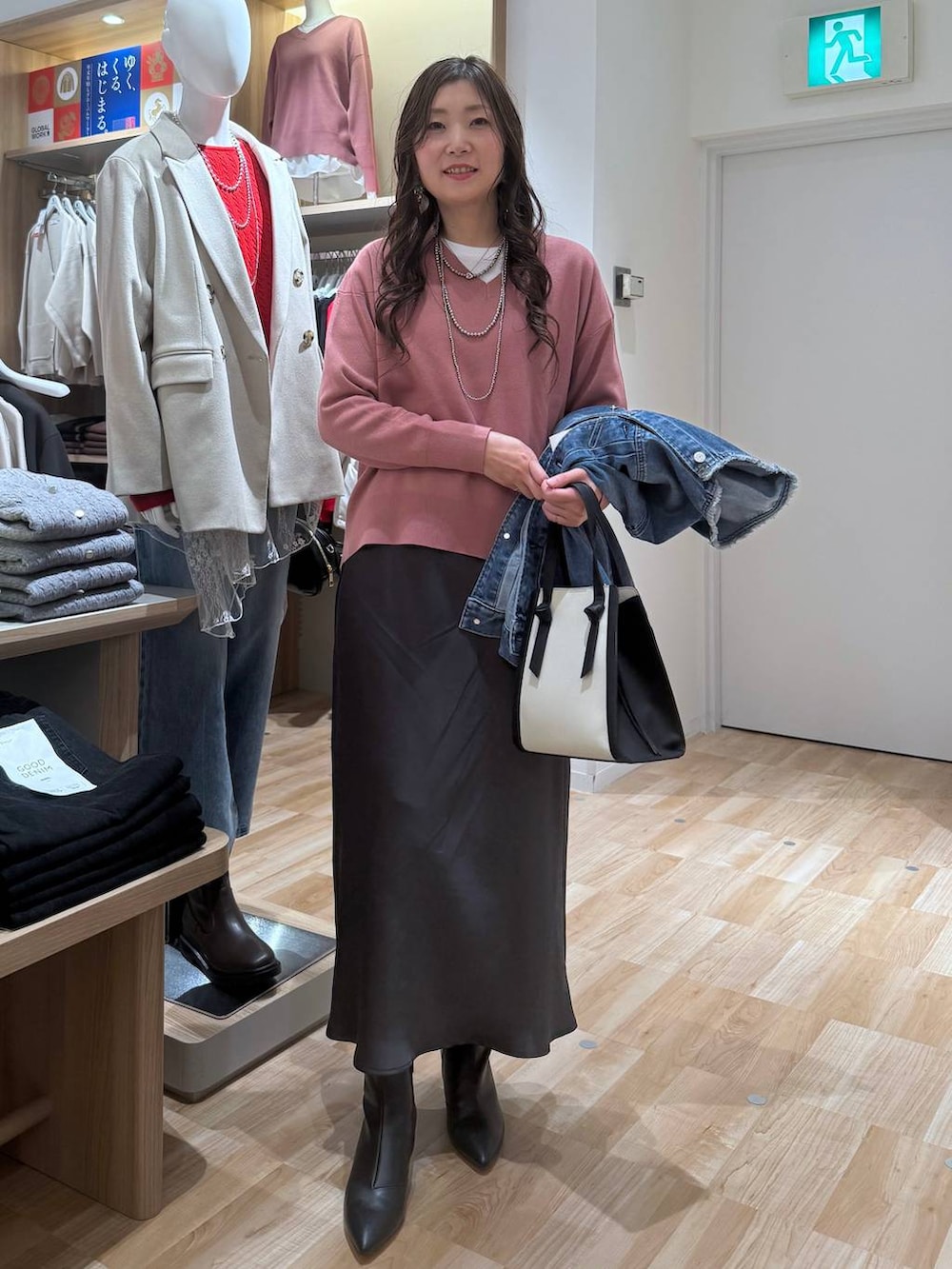 ホワイト系のショルダーバッグ、ピンク系のスウェット、ホワイト系のTシャツ/カットソーを着用したレディースの春コーディネートの7枚目の写真