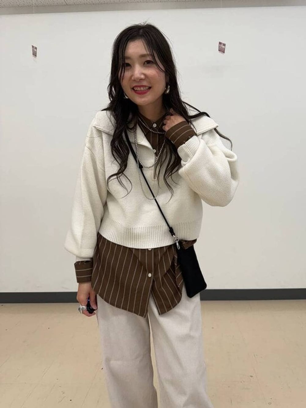 ブラウン系のシャツ/ブラウス、グレー系のその他パンツ、ホワイト系のニット/セーターを着用したレディースの冬コーディネートの3枚目の写真