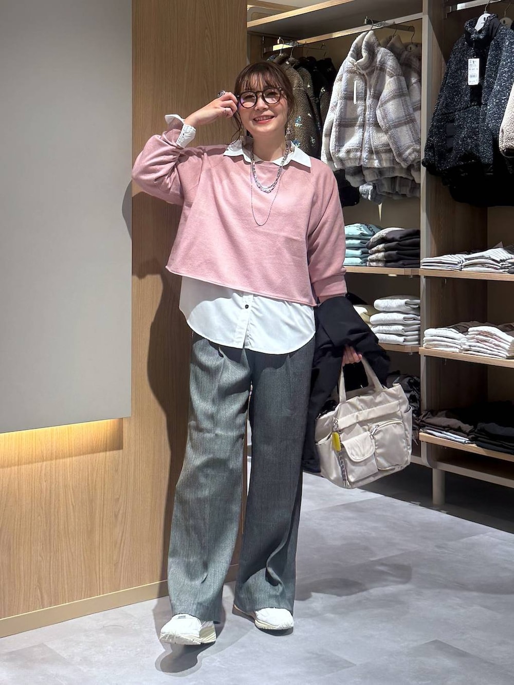 グレー系のその他パンツ、ホワイト系のシャツ/ブラウス、ブラック系のマウンテンパーカーを着用したレディースの秋コーディネートの2枚目の写真