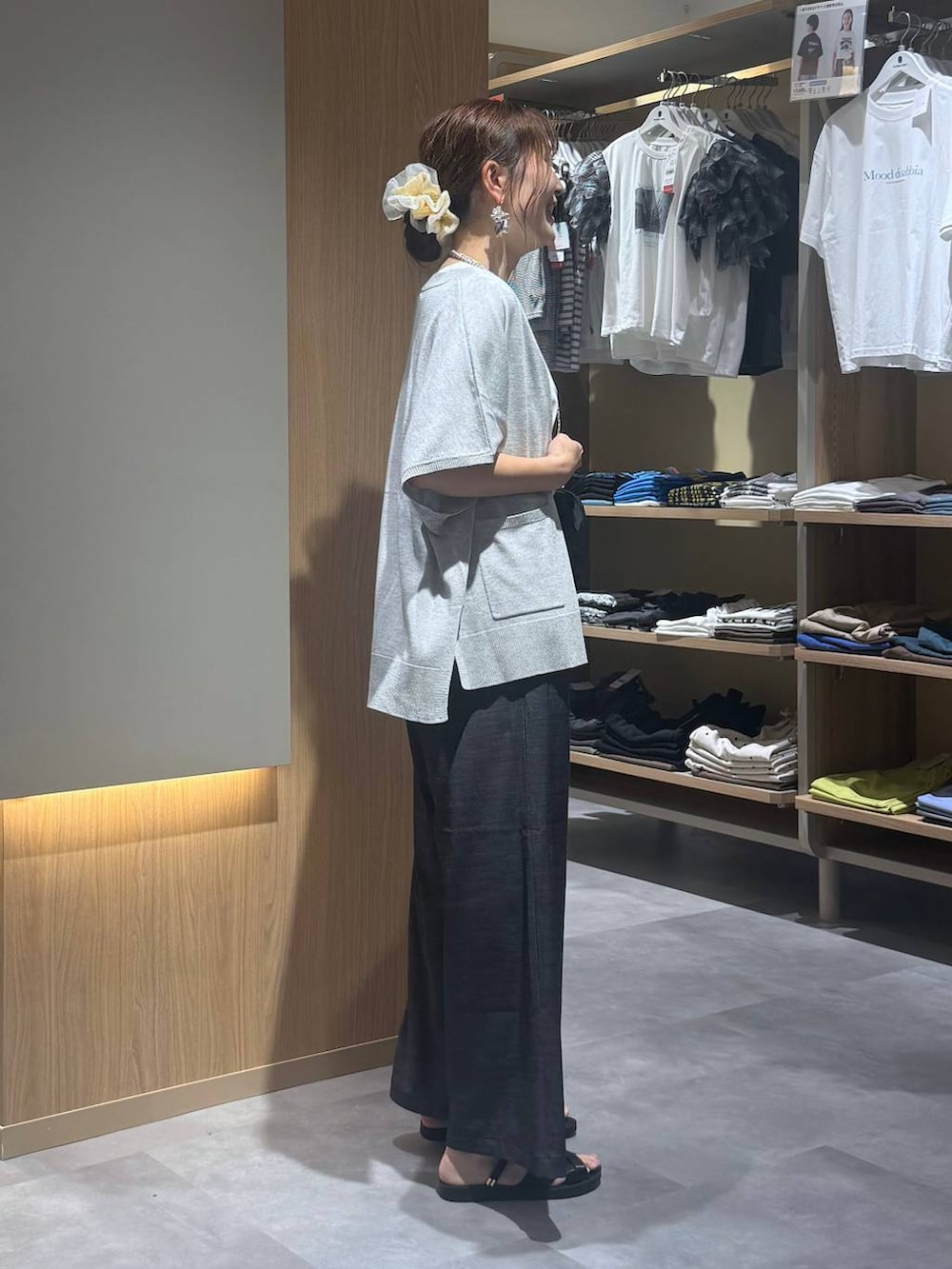 グレー系のカーディガン/ボレロ、ブラック系のその他パンツ、ブラック系のボディバッグ/ウエストポーチを着用したレディースの夏コーディネートの3枚目の写真