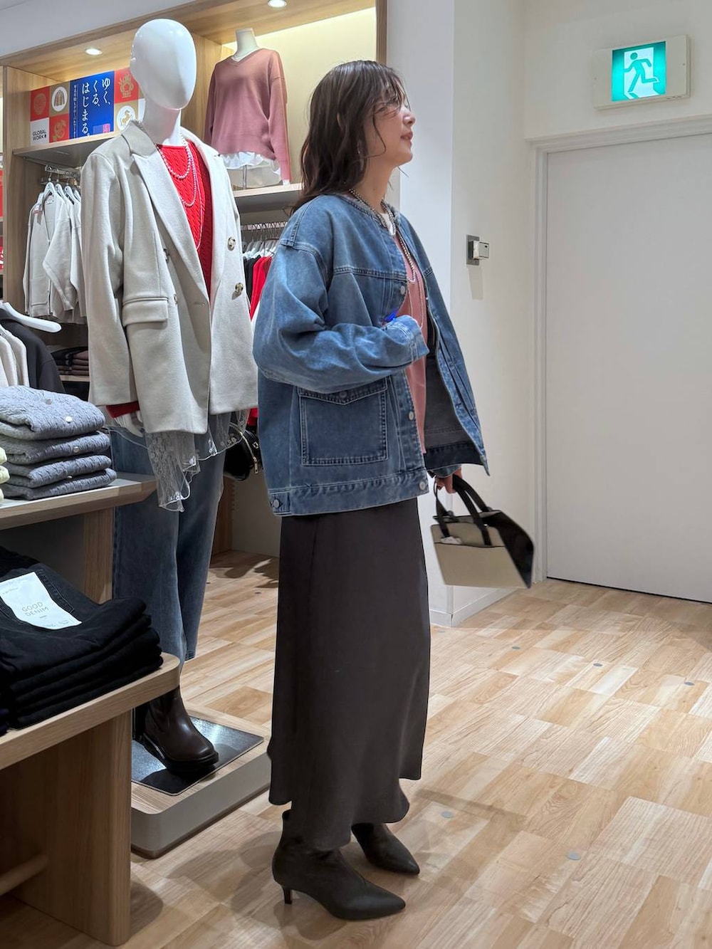 ホワイト系のショルダーバッグ、ピンク系のスウェット、ホワイト系のTシャツ/カットソーを着用したレディースの春コーディネートの4枚目の写真