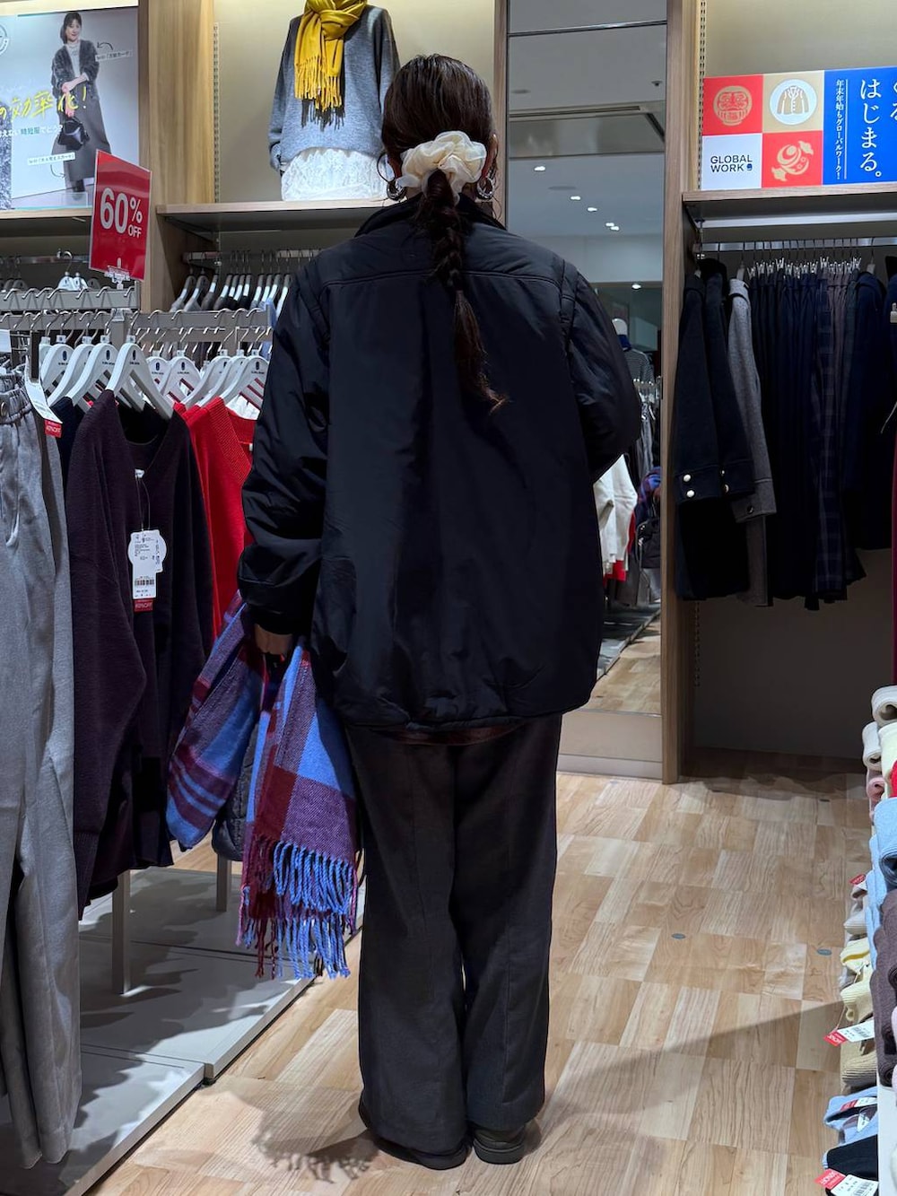 ブラック系のブルゾン、グレー系のハンドバッグ、ホワイト系のニット/セーターを着用したレディースの冬コーディネートの10枚目の写真