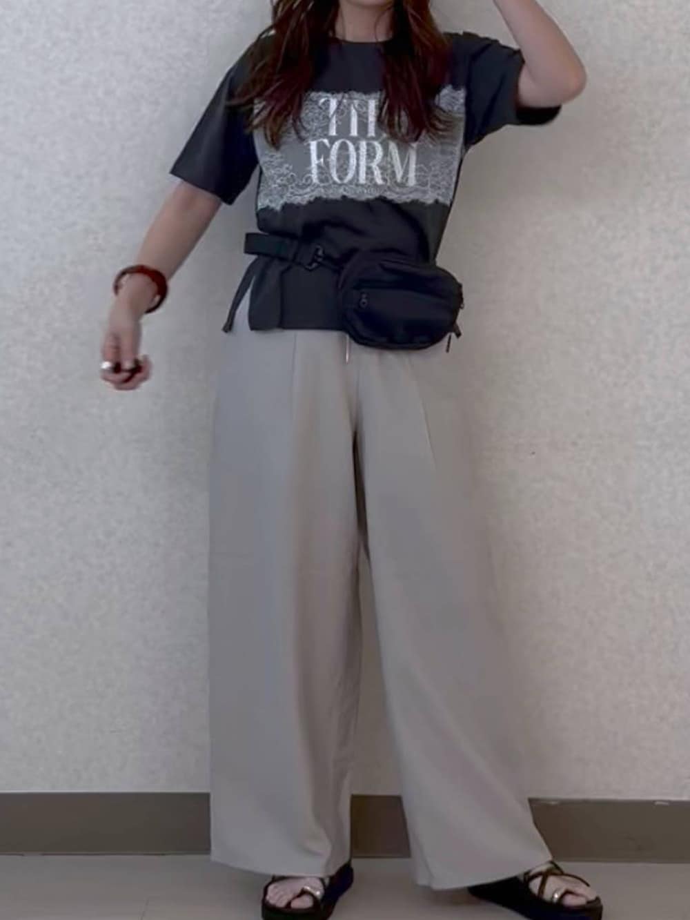 ベージュ系のその他パンツ、ブラック系のサンダル、ブラック系のボディバッグ/ウエストポーチを着用したレディースの夏コーディネートの5枚目の写真