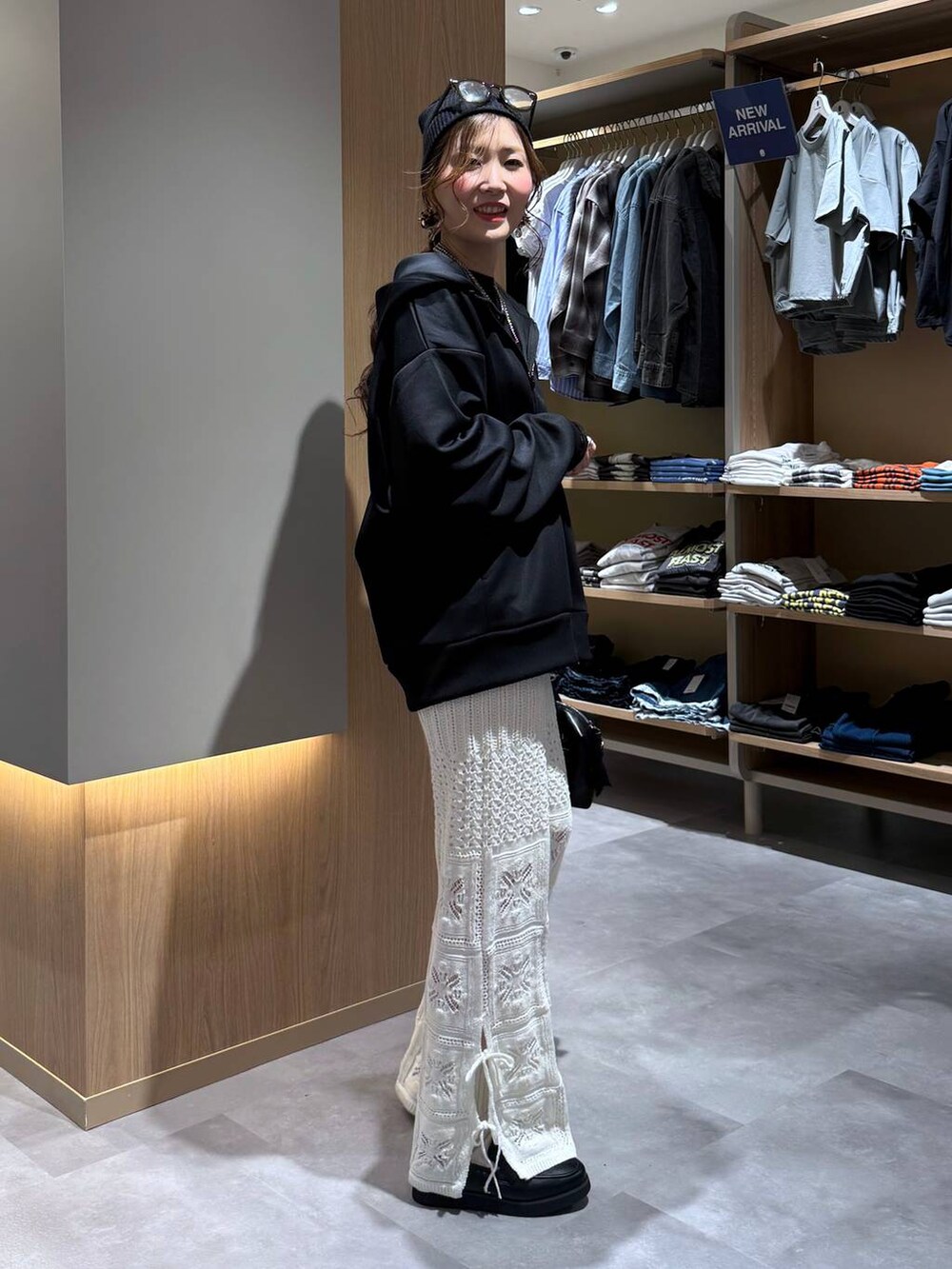 ブラック系のTシャツ/カットソー、ホワイト系のその他パンツ、ブラック系のボストンバッグを着用したレディースの春コーディネートの5枚目の写真