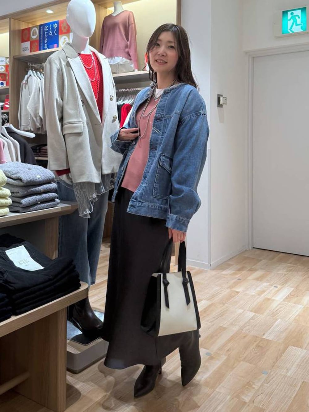 ホワイト系のショルダーバッグ、ピンク系のスウェット、ホワイト系のTシャツ/カットソーを着用したレディースの春コーディネートの3枚目の写真