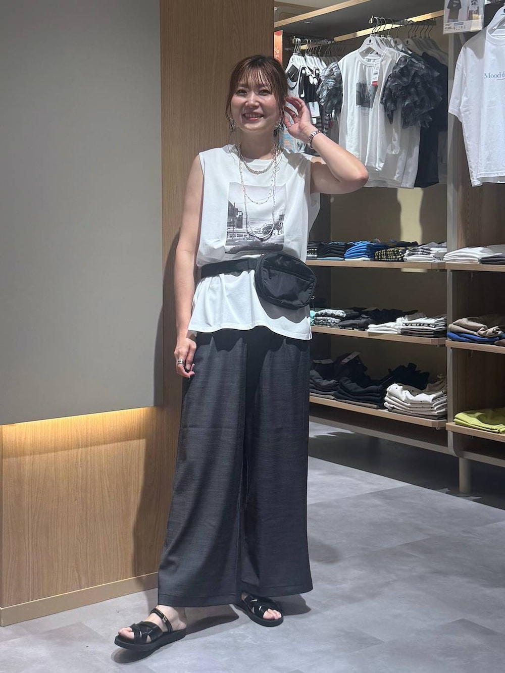グレー系のカーディガン/ボレロ、ブラック系のその他パンツ、ブラック系のボディバッグ/ウエストポーチを着用したレディースの夏コーディネートの6枚目の写真